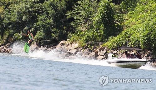 무더위, 갈수록 기세등등…방학 맞아 전국 피서지 인산인해