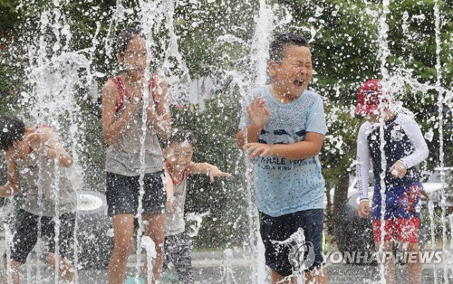 무더위, 갈수록 기세등등…방학 맞아 전국 피서지 인산인해