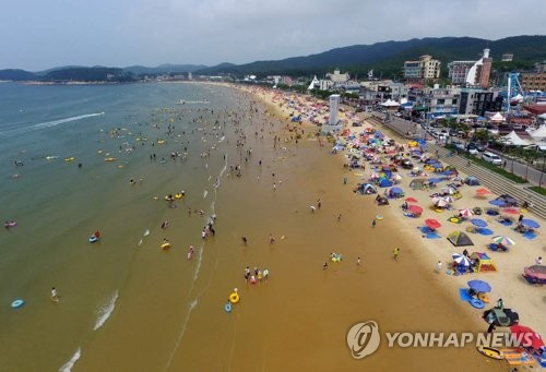 무더위, 갈수록 기세등등…방학 맞아 전국 피서지 인산인해