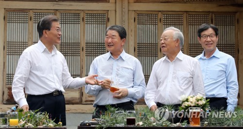 청와대 '호프미팅'서 공통화제된 전기차 배터리…"중국, 한국산 차별"