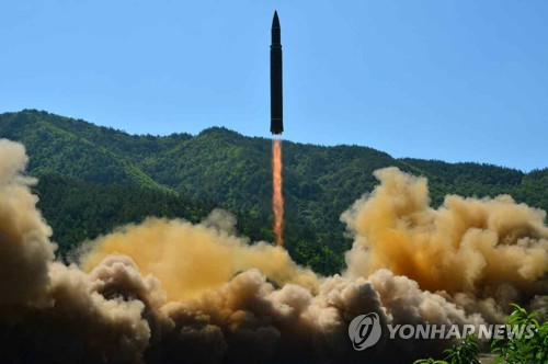 北미사일, 美본토 도달 능력…'대기권 재진입' 의문 여전