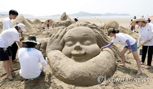 여름휴가 절정…전국 해수욕장·축제장 피서객 '북적'