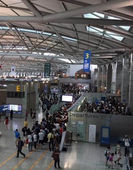 "떠나자" 인천공항 휴가 인파로 북적…"출발 여행객 10만9000명"