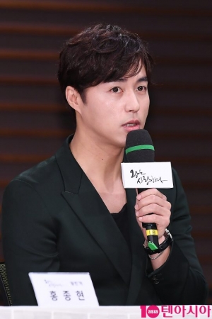 [TEN PHOTO] 인사말 하는 오민석