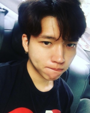 남우현, 꿀피부 자랑하는 민낯 셀카 '시선집중'