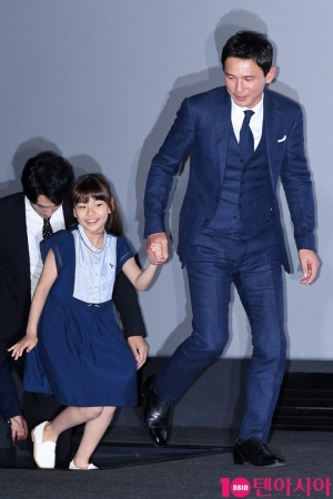 [TEN PHOTO] 김수안-황정민 &#39;아빠와 딸처럼&#39;