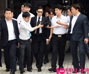 [TEN PHOTO]선고공판을 마치고 나오는 빅뱅 탑