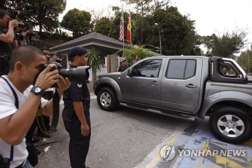 '김정남 암살' 인니 여성 "죽이려던 것 아니었다"…법정서 오열