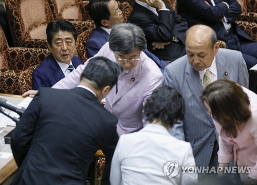 사학스캔들로 지지율 급락 아베 '총리직 버티기'