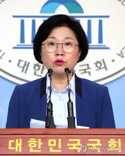 與 "'블랙리스트' 김기춘 징역 3년, 사필귀정"