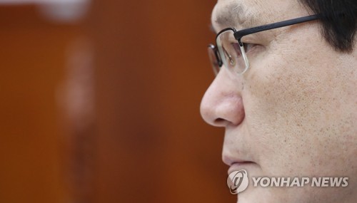 최종구 "내년 최고금리 24%로↓…은행수익원 가계대출 치중문제"