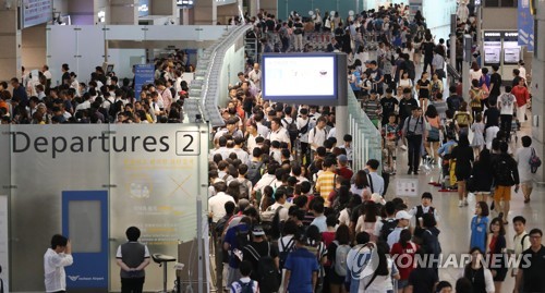 인천공항 '역대 최다 10만 출국' 북새통…여름휴가 '절정'