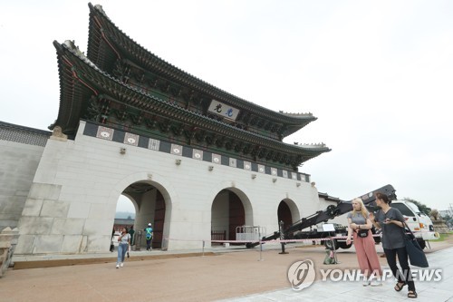 광화문 현판, 어떤 색이 맞을까…'색상 찾기' 실험 시작