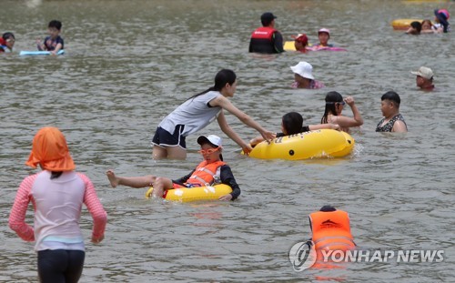 여름휴가 절정…전국 해수욕장·축제장 피서객 '북적'