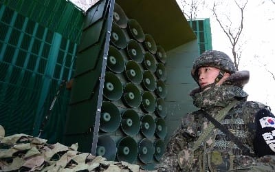 국방부, 대북확성기 중단 가능성에 "北반응 봐야할 것"