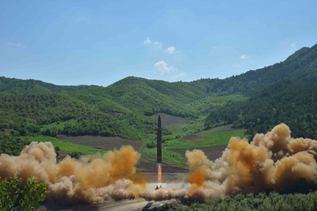 국방부 "북한 발사 미사일 ICBM급 신형…개발성공 단정하긴 제한"