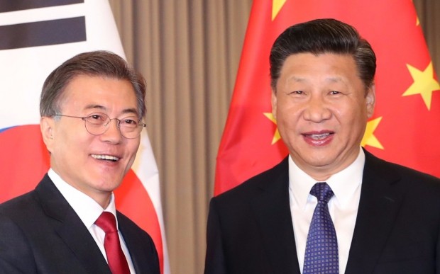 문 대통령, 시진핑 中주석과 첫 회담…北도발억제 역할론 강조
