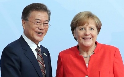 메르켈은 중앙, 文대통령·트럼프는 구석…G20정상 사진의 비밀