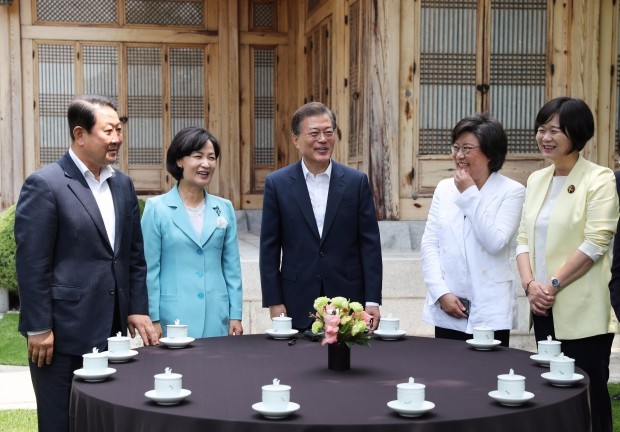 문재인 대통령 "캠프·보은·낙하산 인사 없게 할 것"
