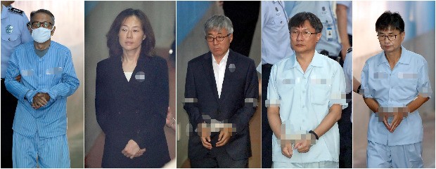 박근혜 정부에서 문화·예술계 지원배제 명단인 이른바 '블랙리스트' 작성·관리에 관여한 혐의로 재판에 넘겨진 김기춘 전 대통령 비서실장(왼쪽부터),조윤선 전 문화체육관광부 장관, 김종덕 전 문화체육관광부 장관,정관주 전 문화체육관광부 1차관, 신동철 전 정무비서관이 27일 오후 선고 공판을 위해 서초동 서울중앙지법으로 들어서고 있다. /연합뉴스