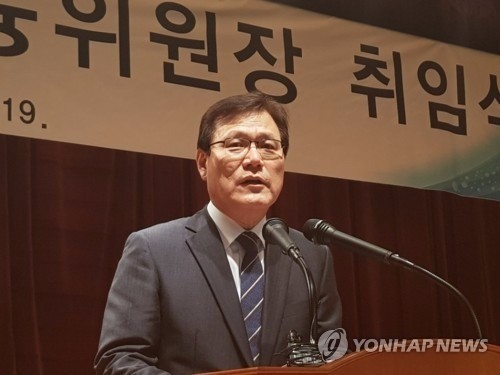 최종구 "내년 최고금리 24%로↓…은행수익원 가계대출 치중문제"