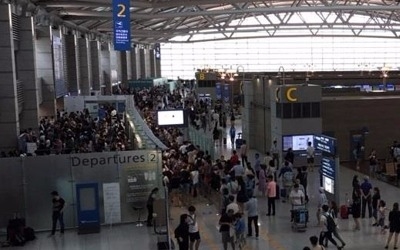 "떠나자" 인천공항 휴가 인파로 북적…"출발 여행객 10만9000명"