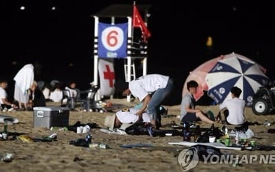 피서객 양심과 함께 버린 쓰레기 가득한 경포해수욕장