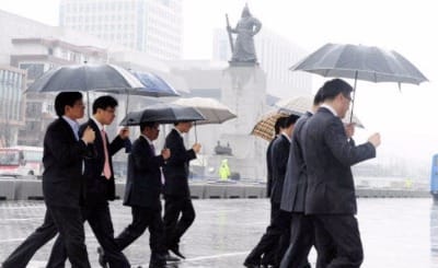 오늘 광복절 전국에 비…낮 기온 어제보다 약간 높아