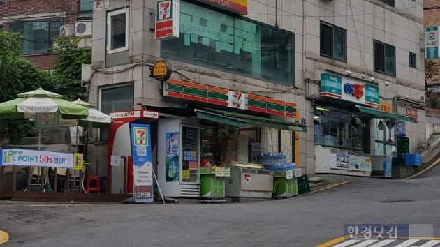 서울 동국대학교 인근에 있는 한 건물에 위치한 두 개의 편의점 모습. 건물주가 계약 기간 만료와 동시에 기존 편의점주에게 나갈 것을 요구하면서 빚어진 일이다. 한경닷컴.