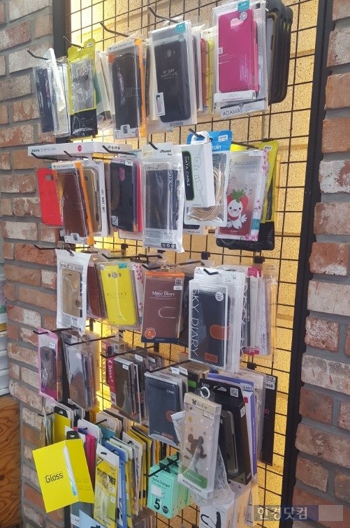 서울 지역 휴대폰 액세서리 매장들은 스마트폰 케이스를 1만원~5만원 정도에 팔고 있다.