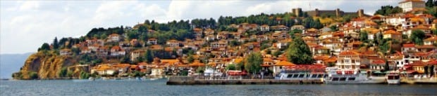 거대한 규모를 자랑하는 마케도니아 오흐리드 호수 주변 마을