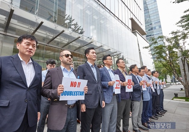 8일 오전 서울 광화문 금호아시아나본관 사옥 앞에서 금호타이어 매각 반대 시위에 나선 임직원들과 해외 바이어들. (사진=금호타이어)