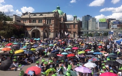 [현장+] '엄나백' 대신 손피켓 하나로 통일…차분해진 교대생 시위