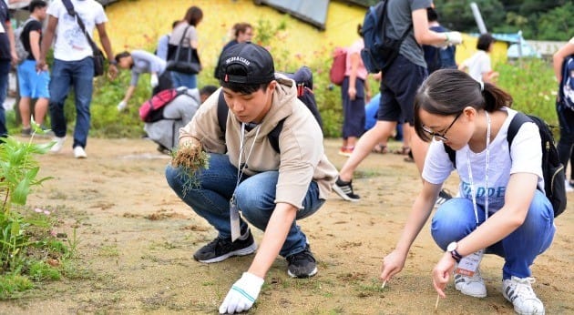 아시아개발은행(ADB) 유엔개발계획(UNDP) 등이 여는 '아태 청년교류 프로그램(APYE)'에 참여한 100여명의 참가자들이 15일 전북 김제 원평 집강소를 찾아 동학농민혁명 관련 유적지를 돌아본 뒤 주변정화 봉사활동에도 나서고 있다.  얼반유스아카데미 제공. 