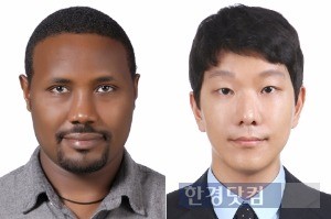 17일 정부 초청 외국인 장학생 환송회에서 졸업생 대표로 고별사하는 아다네 티라훈 게타체위 씨(에티오피아·왼쪽)와 혁 니콜라스 폴 씨(미국). / 사진=교육부 제공
