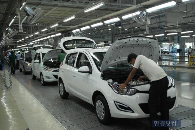 현대자동차 인도2공장 생산라인에서 작업자가 차량 엔진룸을 검수하고 있다. (사진=현대차) 