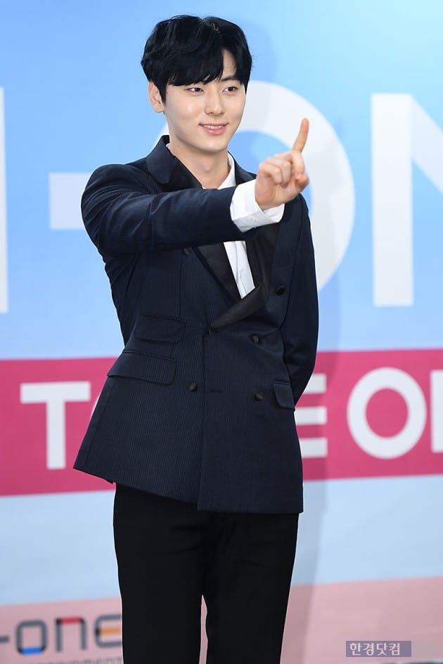 [포토] 워너원 황민현, '눈길 사로잡는 멋진 미소~'