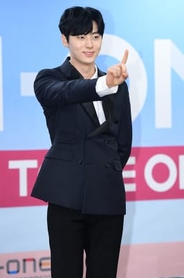  워너원 황민현, '눈길 사로잡는 멋진 미소~'