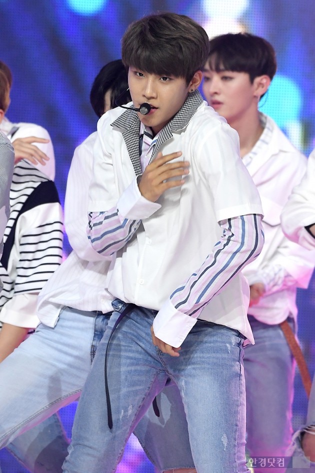 [포토] 워너원 박우진, '상남자의 타오르는 눈빛~'