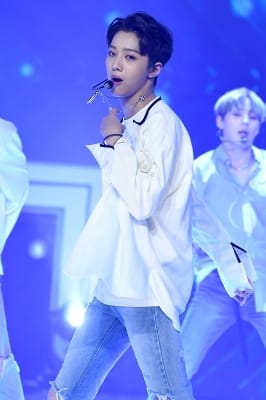  워너원 라이관린, '목걸이가 마이크에 엉켰어요~'