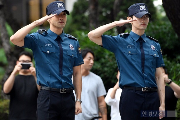 최강창민·최시원, 의경 만기 전역…국내외 팬 운집