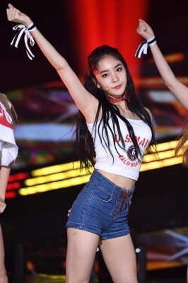  소나무 나현, '한 줌 개미허리 뽐내며~'