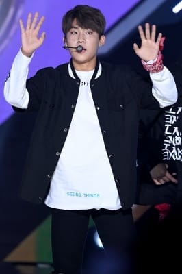  워너원 박우진, '워너블 향해 멋진 손인사~'