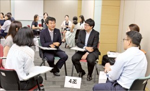 백승재 변호사(가운데)가 후배 변호사들에게 경험과 노하우를 전달해주고 있다.  서울지방변호사회 제공 