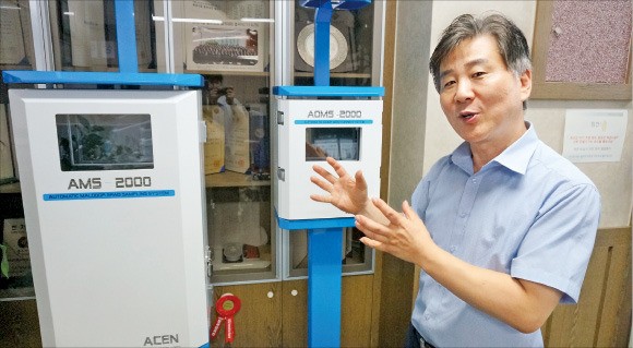 송희남 에이스엔 대표가 악취 물질을 모니터링하는 장비를 설명하고 있다. 