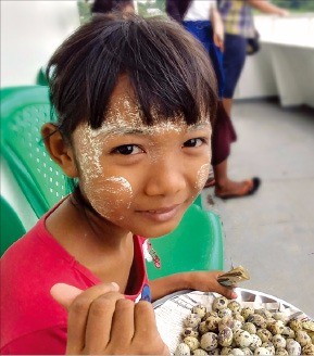 [사진이 있는 아침] 미얀마 소녀의 '손가락 하트'