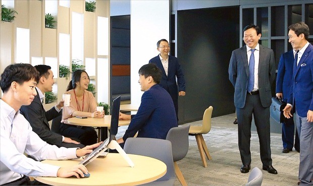 신동빈 롯데그룹 회장(오른쪽 두 번째)이 2일 서울 잠실 롯데월드타워로 처음 출근해 직원들의 소통 공간인 라운지를 둘러보고 있다. 롯데 제공
