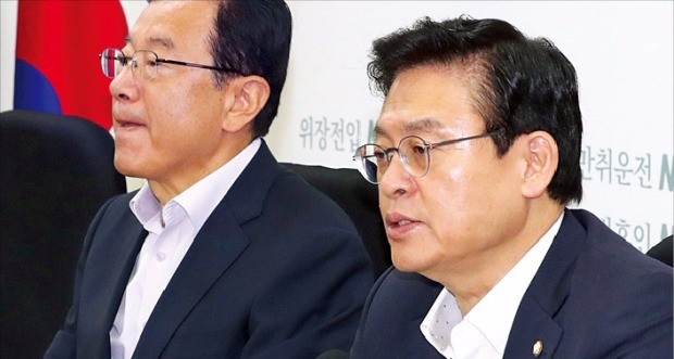 정우택 자유한국당 원내대표(오른쪽)가 2일 오전 국회에서 열린 원내대책회의에 참석해 얘기하고 있다. 연합뉴스