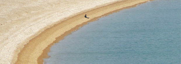 콩알처럼 작고 동그란 자갈들이 해변을 수놓은 콩돌해변. 