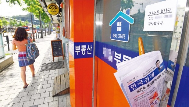 ‘8·2 부동산 대책’으로 3일부터 재건축 조합원 지위 양도가 금지되자 서울 강남권 재건축 단지들이 ‘거래절벽’ 사태를 맞았다. 서울 서초구 반포주공1단지 인근의 한 중개업소에 휴가를 알리는 안내문이 붙어 있다.  강은구 기자 egkang@hankyung.com 